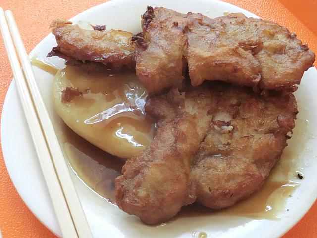 庶民派料理の定番は「排骨年糕」。揚げ豚と餅を甘辛のたれで