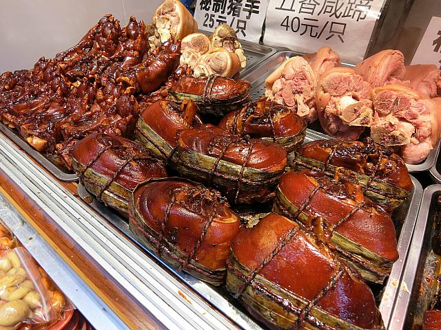 郊外に行くとよく見かける「蹄髈」。骨つき豚ももの煮込み