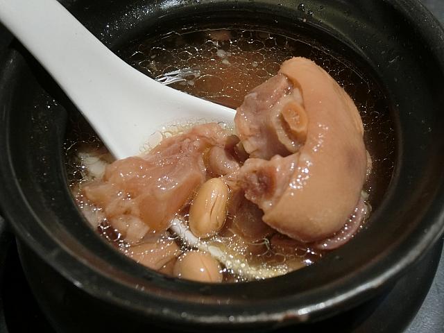 豆と豚足のスープ