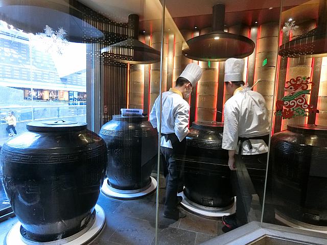 甕で煮込んだスープ
