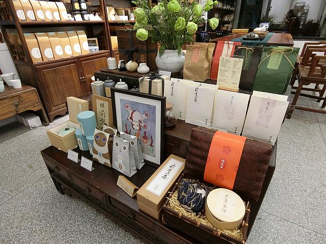 シックなパッケージのお茶ならここ