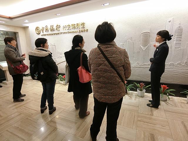 こんな感じで説明を聞きながら展示室をまわります