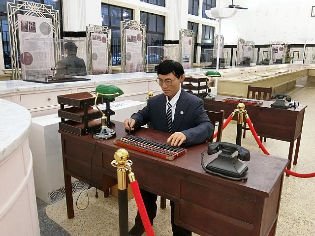 行員さん。蝋人形です