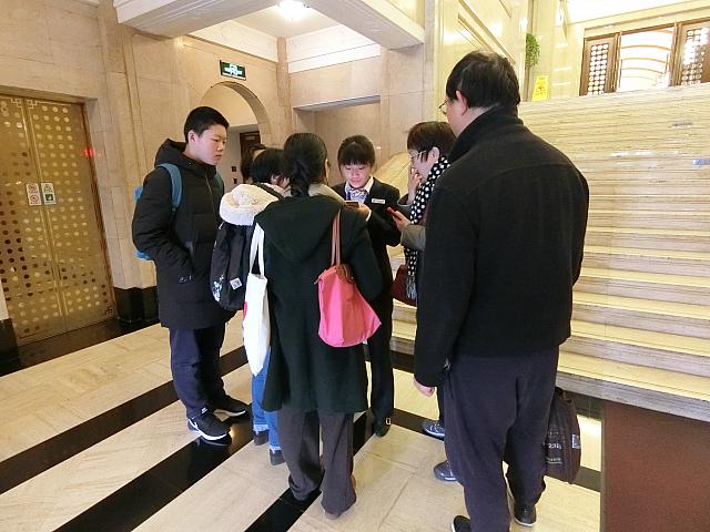 集合時間5分前の様子。係員に予約画面を見せます