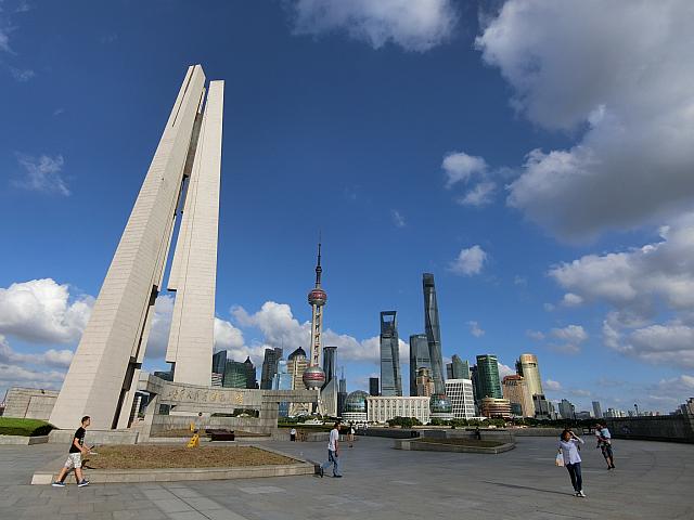 左の白い塔の真下にある博物館です