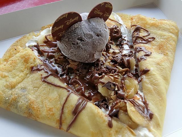 チョコバナナのクレープ。ハム、レタス入りなど甘くないものもあります