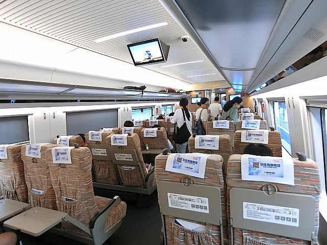 一般的な二等席の車両です