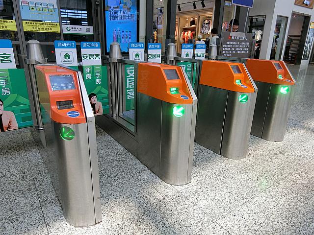 頭上の電光掲示板にその番号が掲示された改札へ
