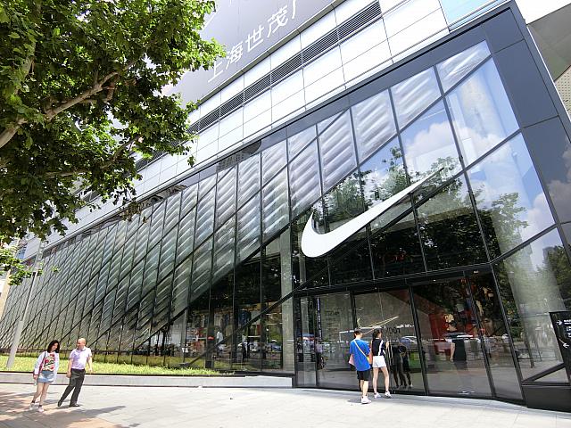 スニーカー好きなら絶対行きたいお店。日本未進出の店舗形態です