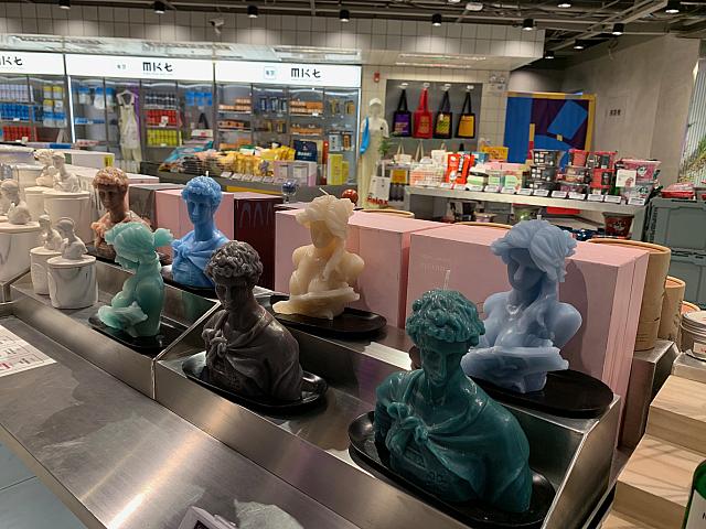 並んでいる商品は主に展示品。このキャンドルの値札のQRコードを読み取ると、右の画像が出てきます。ここから購入