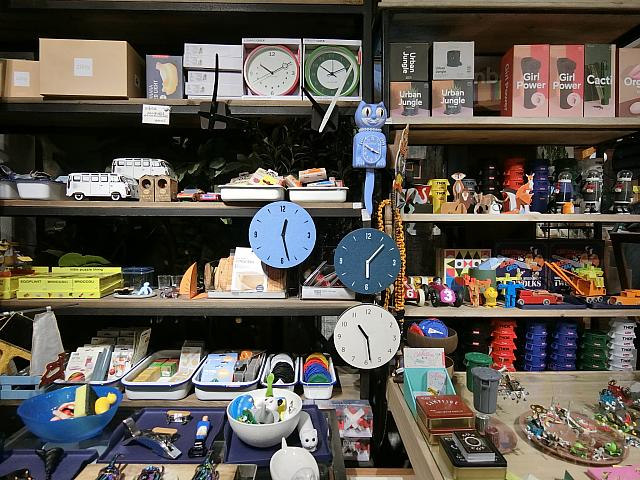 地下倉庫内にこんな棚がぎっしり