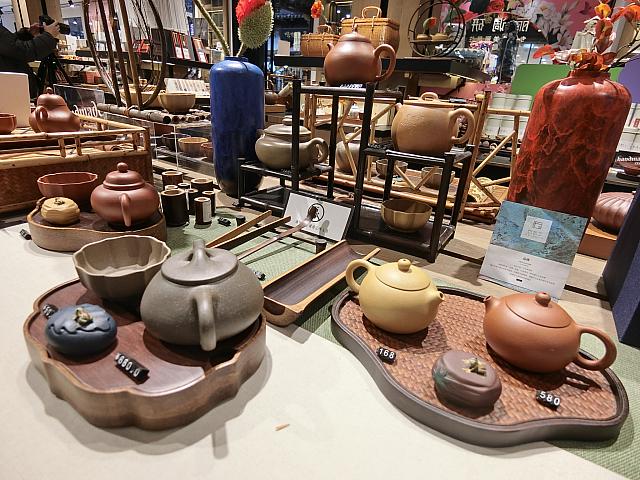 茶器など、地元作家の作品を扱っています