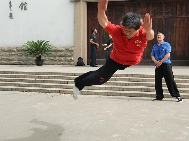 宙を飛ぶおじさん