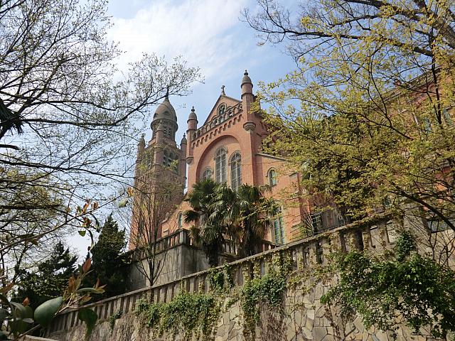 山頂に古い教会が