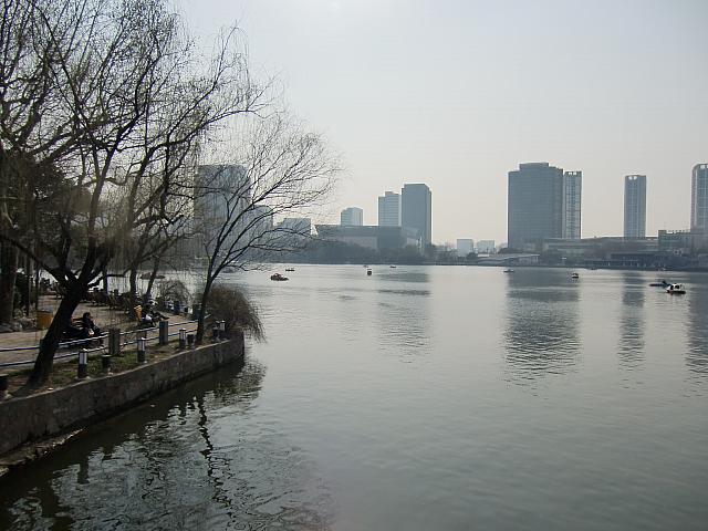 湖みたいに広い池があります