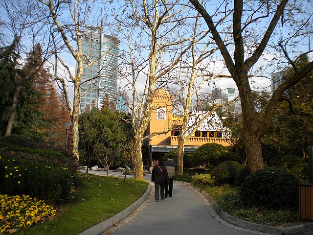 木々がうっそうと茂る公園です