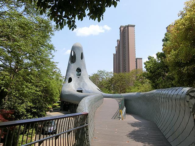 宇宙人の基地と紹介する記事も