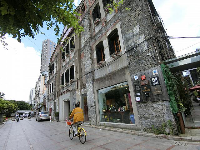 周辺の建物も見応えあり