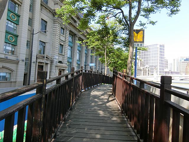 デッキ風の歩道も