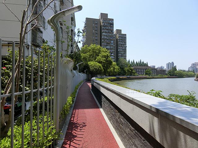 道幅が狭いコースは、夜誰かとすれ違うのは怖い感じ