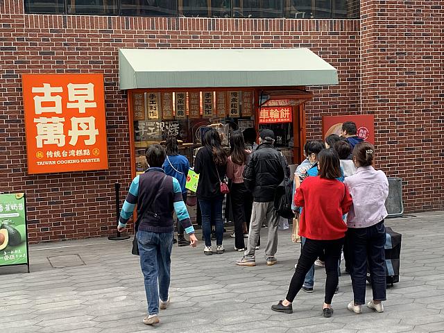 台湾の焼き菓子店。行列