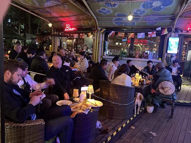 ナビは毎回、いろんな国籍の人が集まるお店で観戦してます