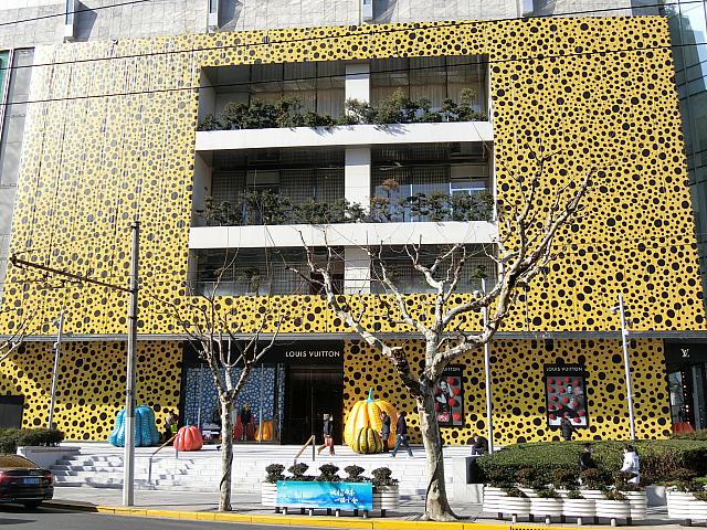 ルイ・ヴィトンの店舗が草間彌生仕様に