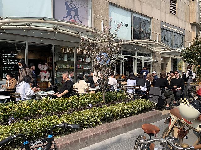 テラス席がにぎわう季節
