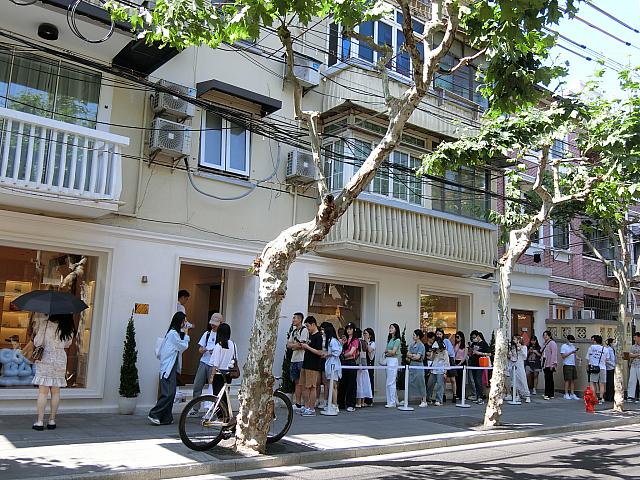 そんな庶民的な光景もある延慶路ですが、話題の新店にはこんな行列ができてたり