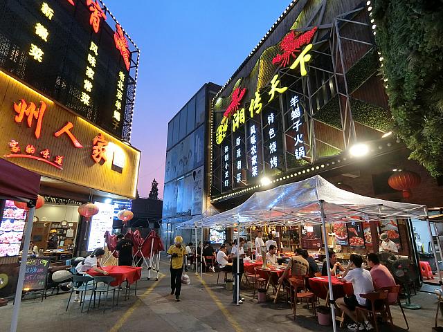 ザリガニの季節です。郊外の住宅地付近には、ビールとザリガニを楽しめるお店が外席を設置し始めます
