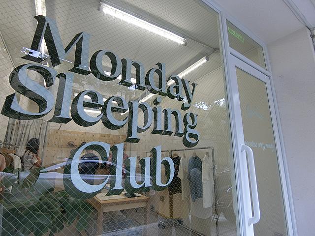 お店のロゴ前が撮影スポットになっていたりします