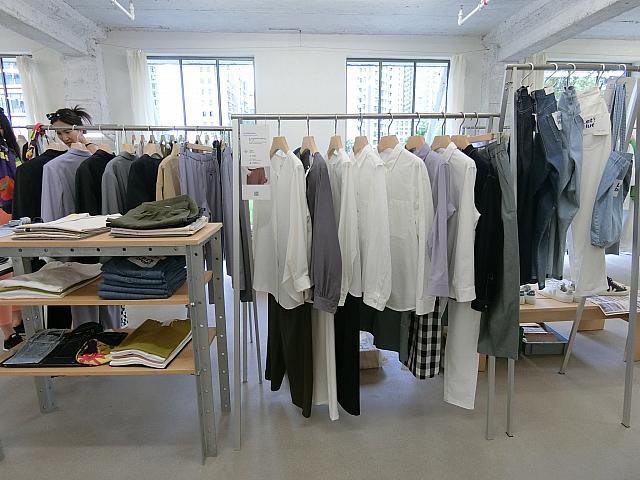 シンプルなファッションアイテムも