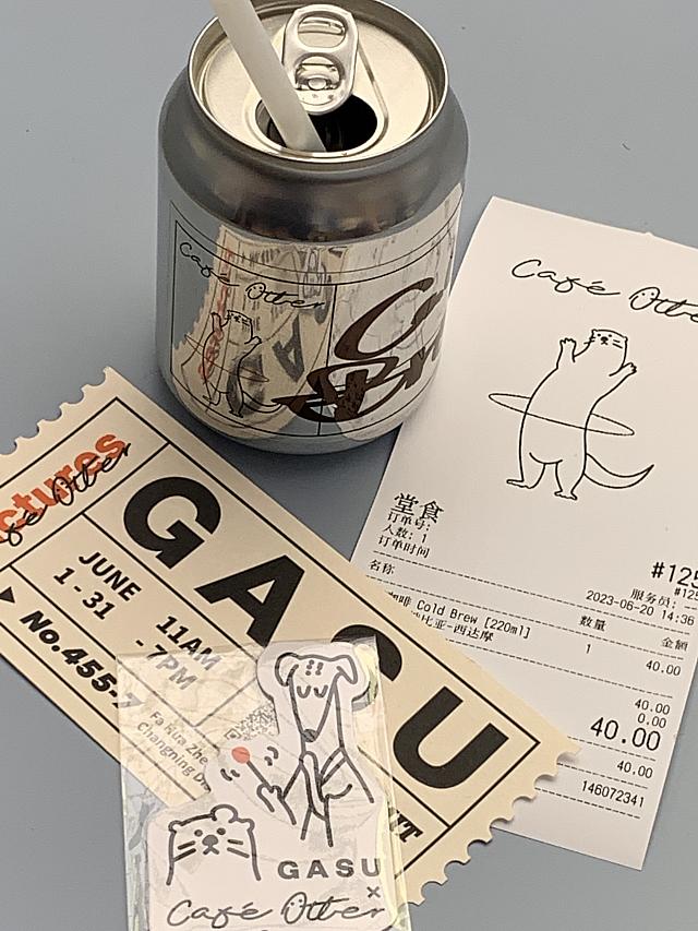 ドリンクを頼むと、展示に合わせたオリジナルグッズをもらえたりします