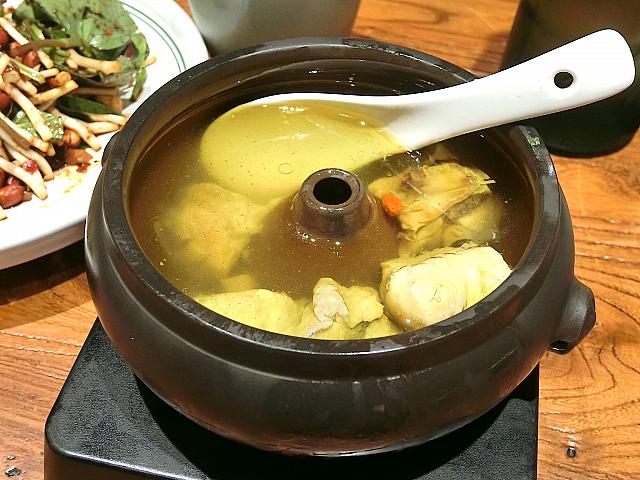 クーラーで冷えた体に「汽鍋鶏」、染み渡るおいしさ。雲南料理、中華のジャンルでいちば
ん好きかも