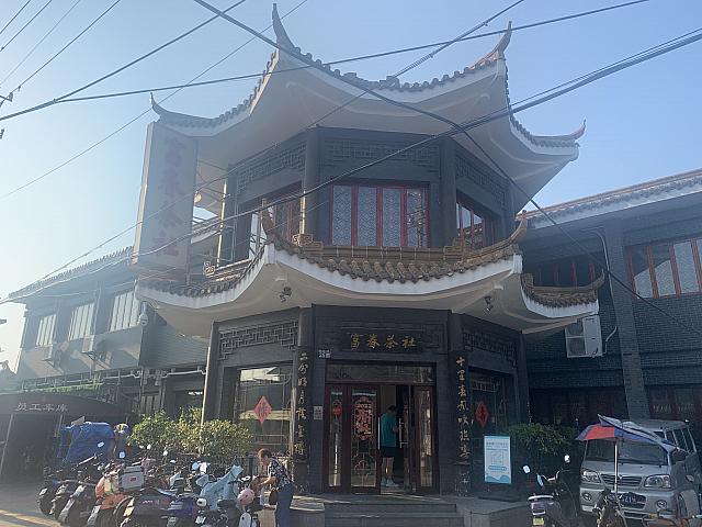 お勧め店は、長く地元の人に愛されている飲茶食堂「富春茶社」です