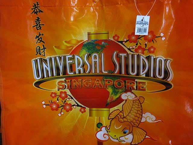 シンガポール限定グッズも販売してます！