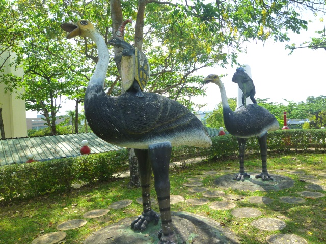 ダチョウの背中にカメが乗っている彫刻。マンガ的な光景。