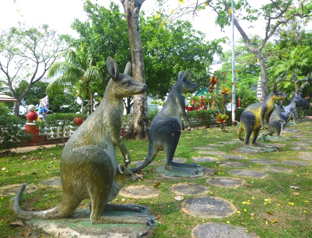 ずらりと並ぶカンガルー像