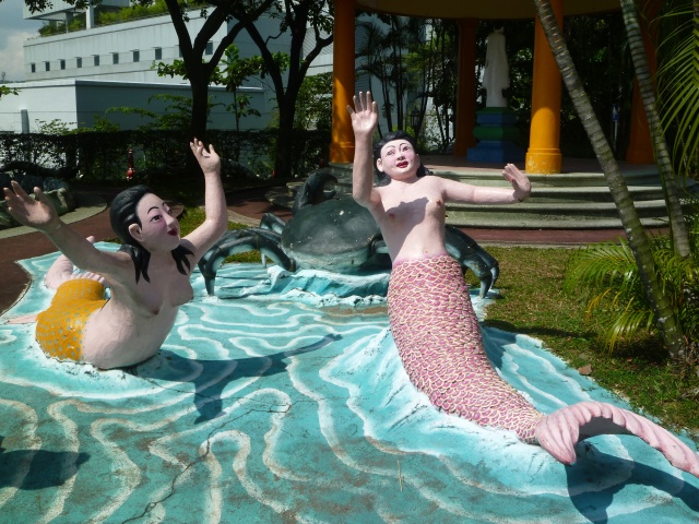 なぜか人魚たちも泳いでいます。