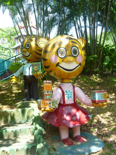 タイガーバームを持つゆるキャラのトラ