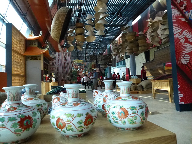 交易の品々を展示