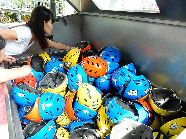 ヘルメットはいろんなサイズが一緒くたに置かれているのでかぶってみて一番合うものを選びましょう。