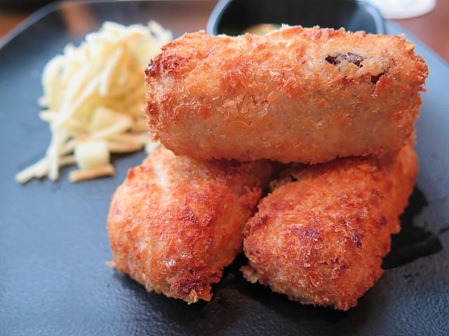 コロッケとセロリとリンゴのサラダ