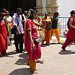 鮮やかなパンジャビ・ドレスで歩くインド系女性たち。<br>中央の女性の深いピンクと山吹色の取り合わせが鮮やか。