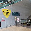 まず、駅を降りて見えてくるこの黄色の掲示板に従い、ターミナル2の到着ロビーへ。