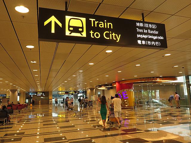 ちょっと時間はかかるけど、空港から市内へもMRTでどうぞ。