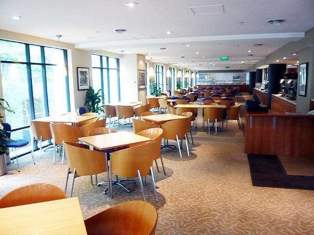 レストランは、朝のみ開店。ビュッフェスタイルで、朝食時間以外は閉鎖しています。