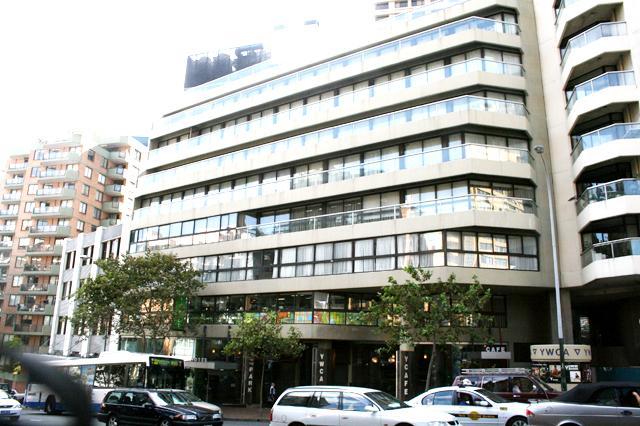 外観はけっこう地味。８F建て。