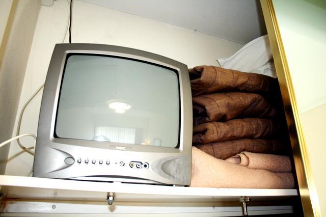 テレビはクローゼットの上に置いてあります。