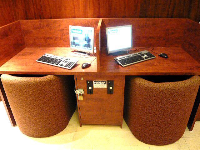 ネットのアクセスポイントはフロントの隣りに。